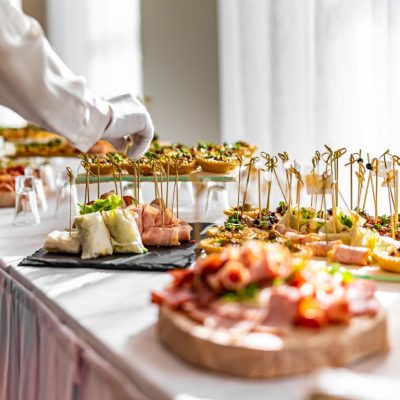 Woman,Hands,Of,A,Waiter,Prepare,Food,For,A,Buffet